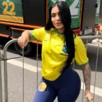 MC Mirella rebate ataques após participação em ato político e se defende de rótulos