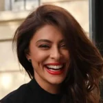 ​Juliana Paes surpreende com novo visual e escolhe look poderoso que rouba a cena na web