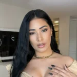 Simaria Posa com Body Nude e Movimenta Redes Sociais com Reações de Fãs